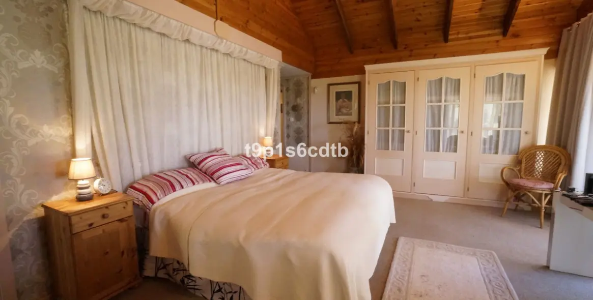 Продажа  отдельно стоящей виллы в Monda 15