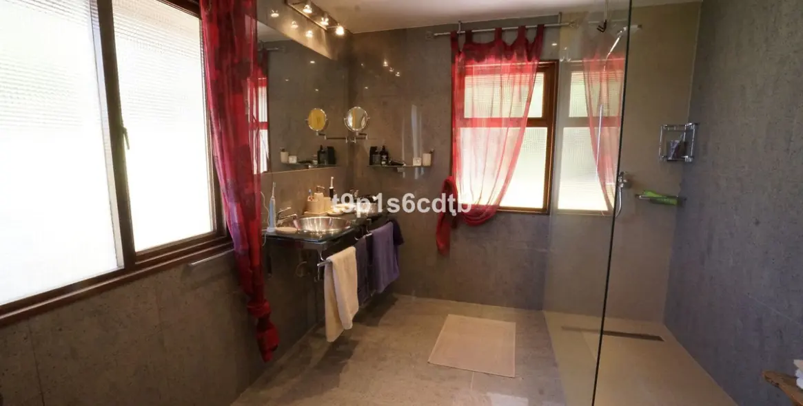 Продажа  отдельно стоящей виллы в Monda 16