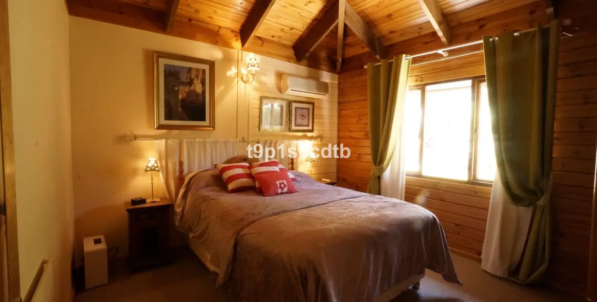 Продажа  отдельно стоящей виллы в Monda 20