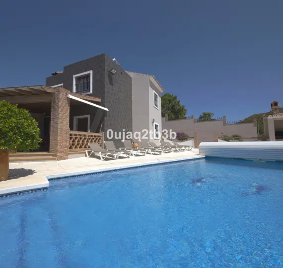 Sale of detached villa in Estepona