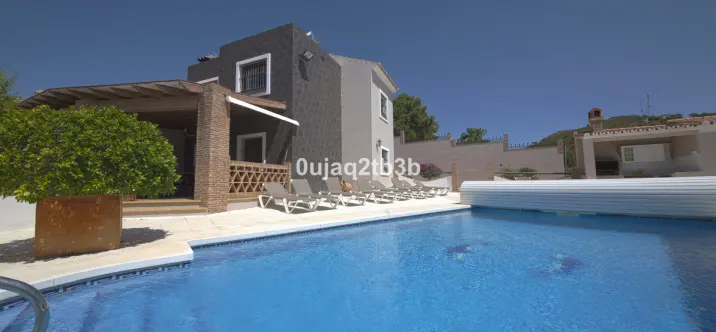Sale of detached villa in Estepona 1