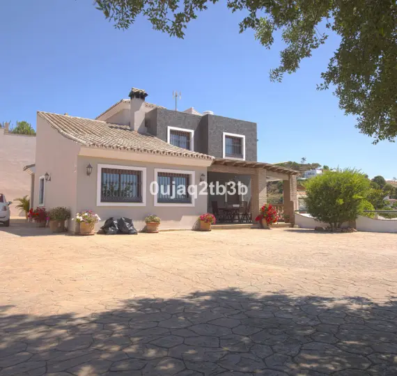Sale of detached villa in Estepona