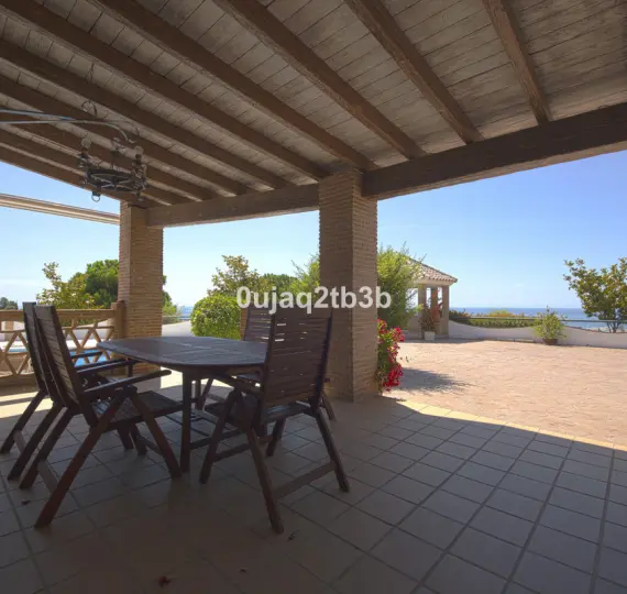 Sale of detached villa in Estepona