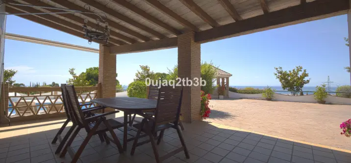 Sale of detached villa in Estepona 3