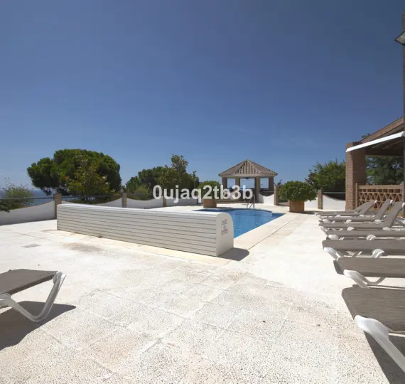 Sale of detached villa in Estepona