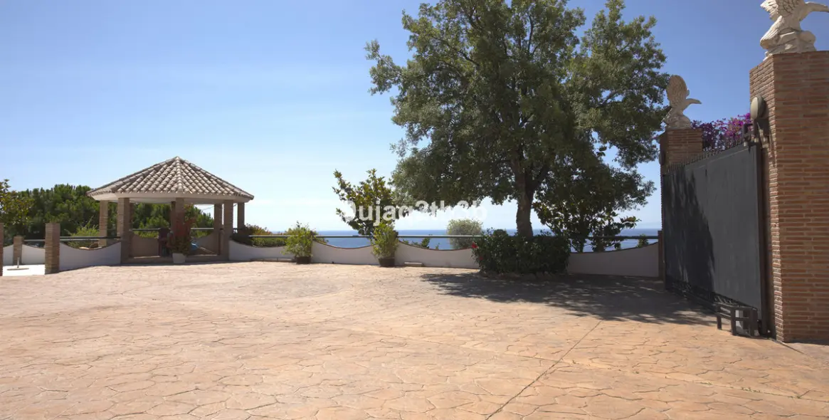 Sale of detached villa in Estepona 7