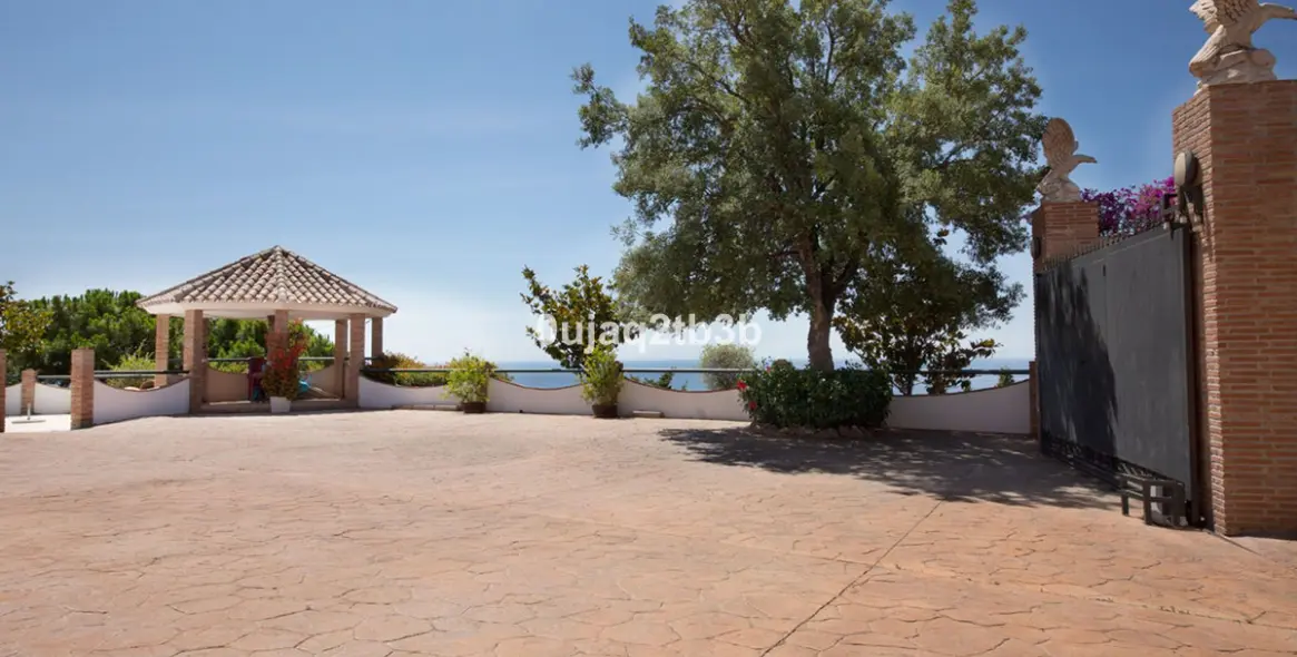 Sale of detached villa in Estepona 10