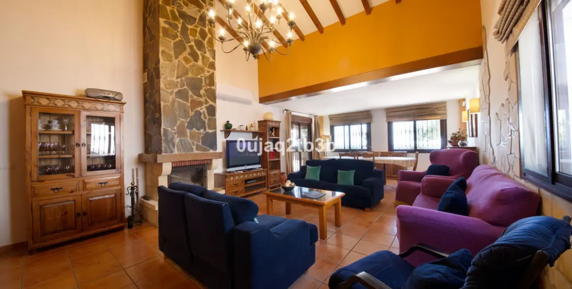 Sale of detached villa in Estepona 11