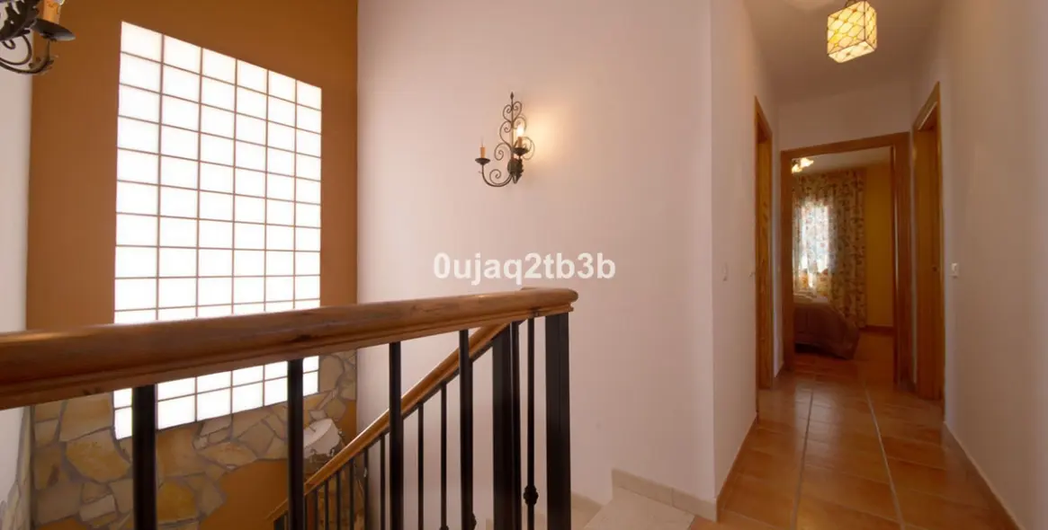 Sale of detached villa in Estepona 18