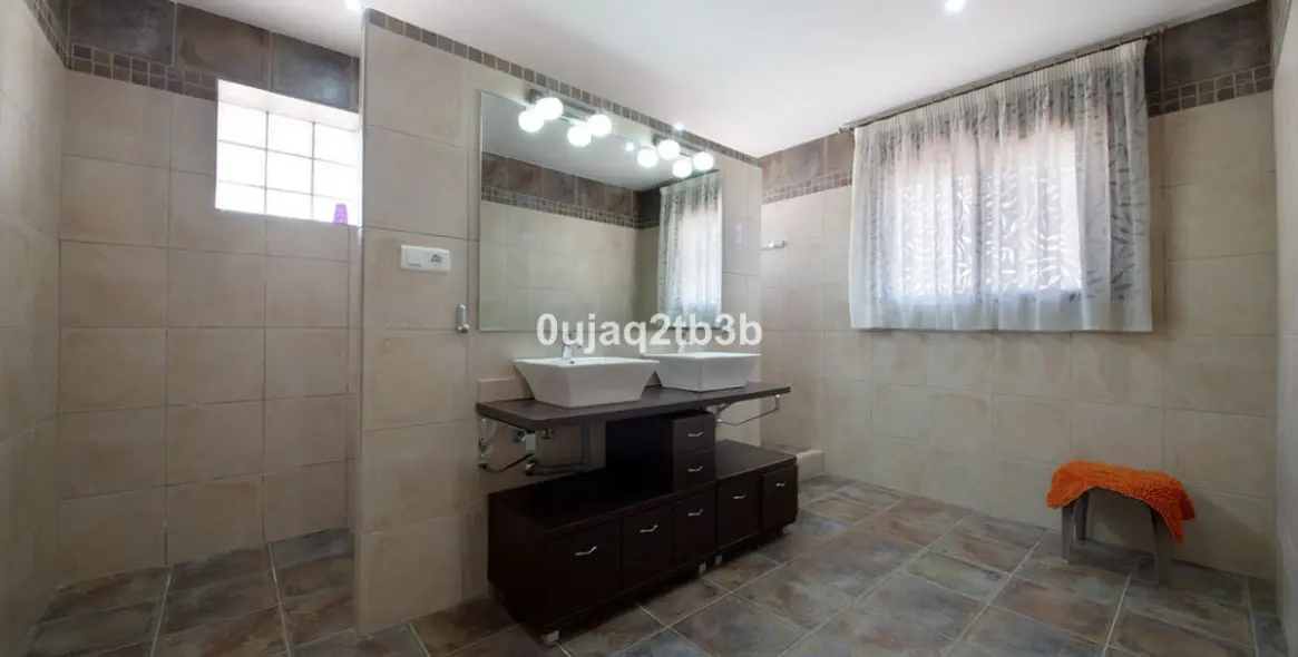 Sale of detached villa in Estepona 19