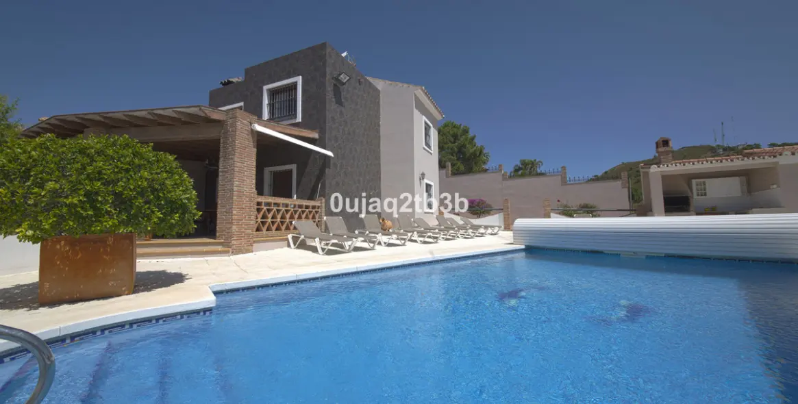 Sale of detached villa in Estepona 2