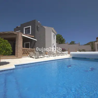 Продажа  отдельно стоящей виллы в Estepona