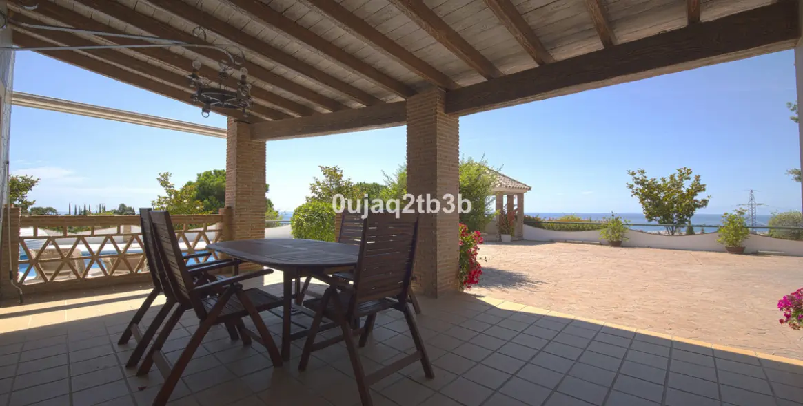 Sale of detached villa in Estepona 4