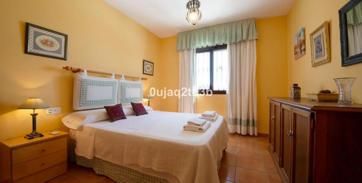 Sale of detached villa in Estepona 16