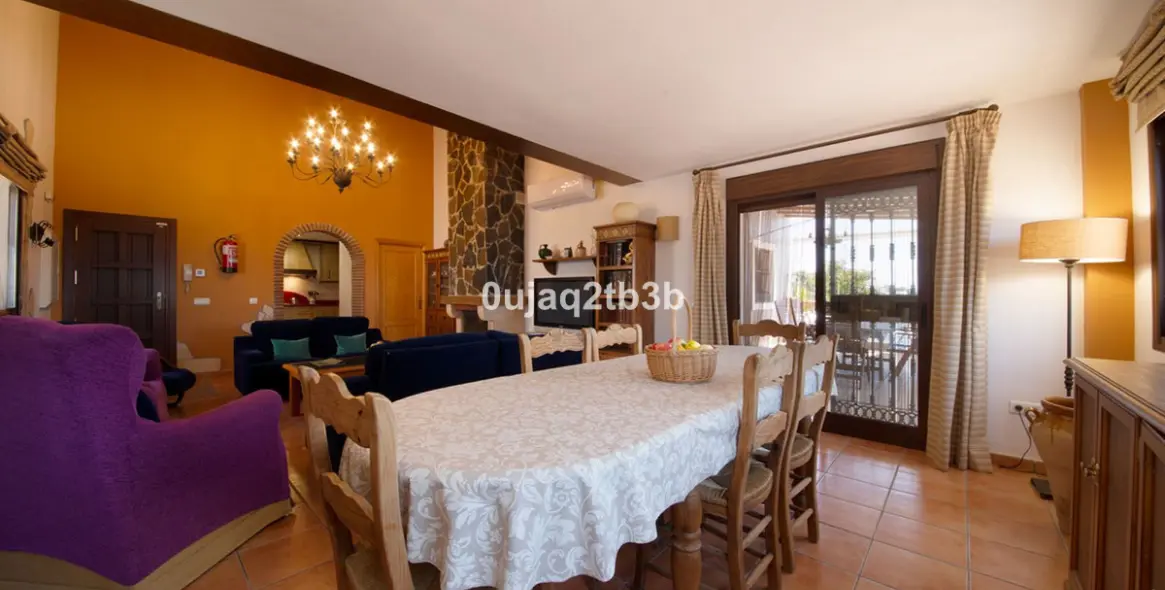 Sale of detached villa in Estepona 24