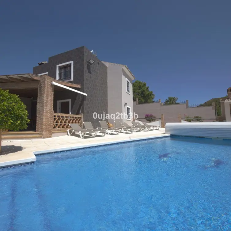 Sale of detached villa in Estepona