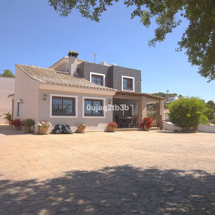 Sale of detached villa in Estepona