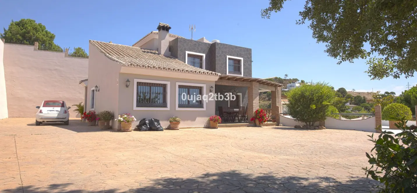 Sale of detached villa in Estepona 2