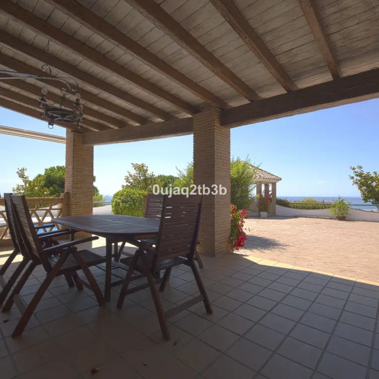 Sale of detached villa in Estepona