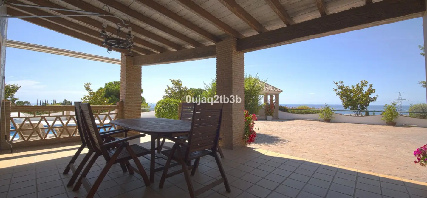 Sale of detached villa in Estepona 3