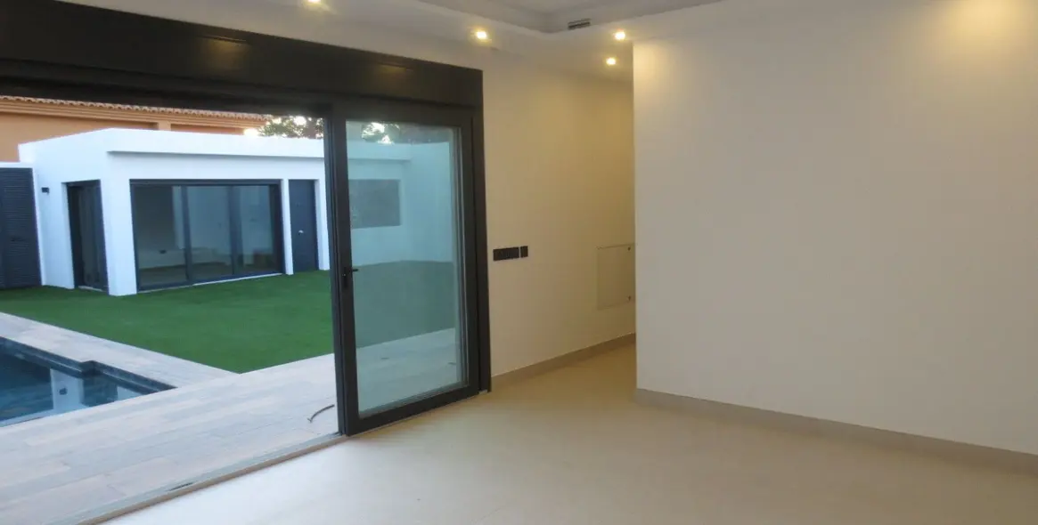 Продажа  отдельно стоящей виллы в El Coto 9