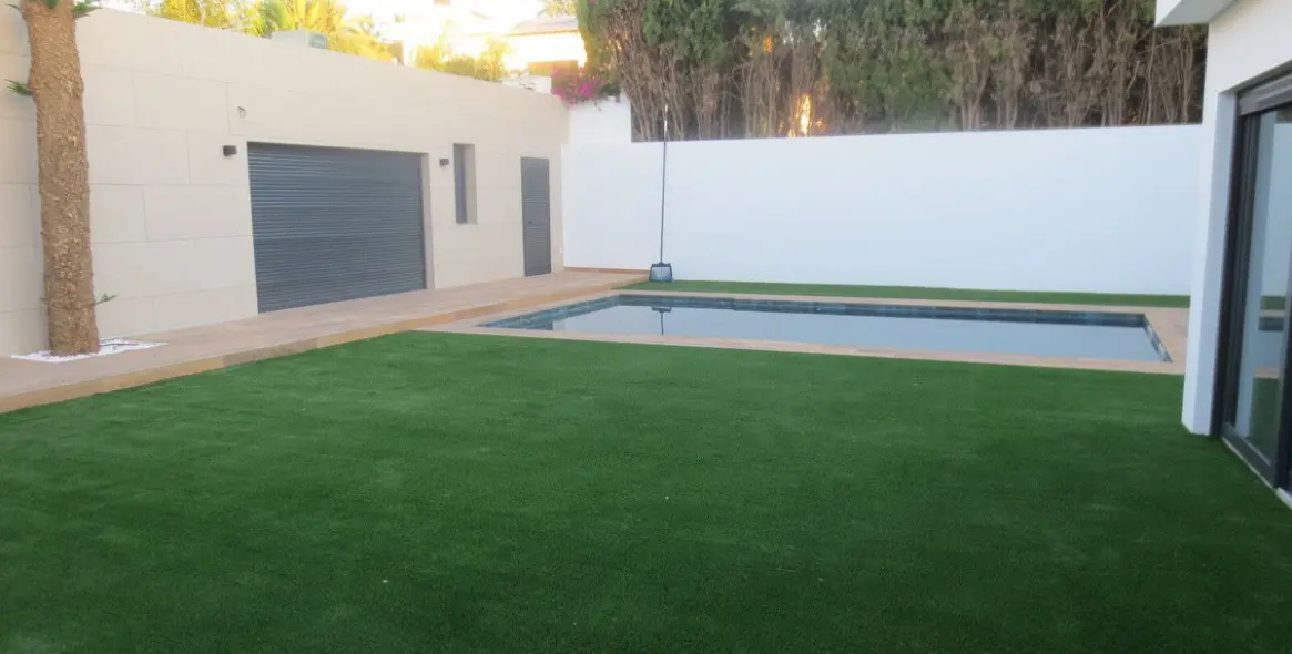 Sale of detached villa in El Coto 33