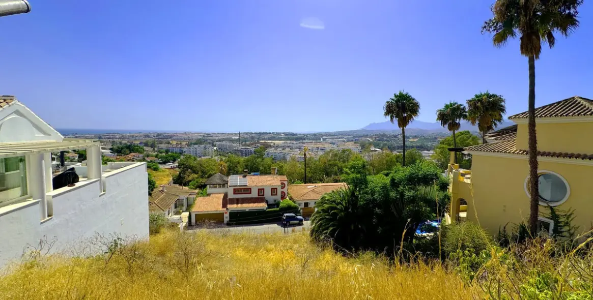 Venta de parcela residencial en Nueva Andalucía 2