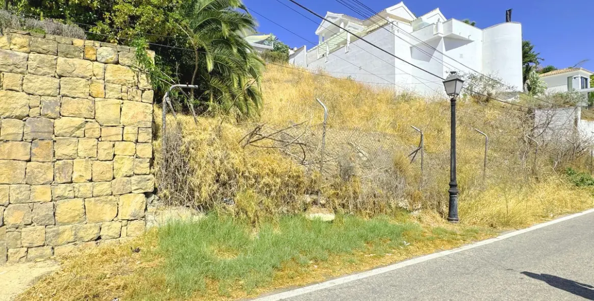 Venta de parcela residencial en Nueva Andalucía 10
