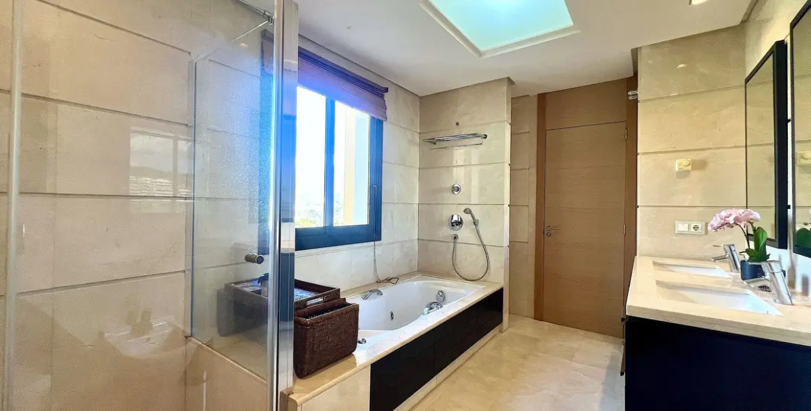 Продажа апартаментов на среднем этаже в Benahavís 53