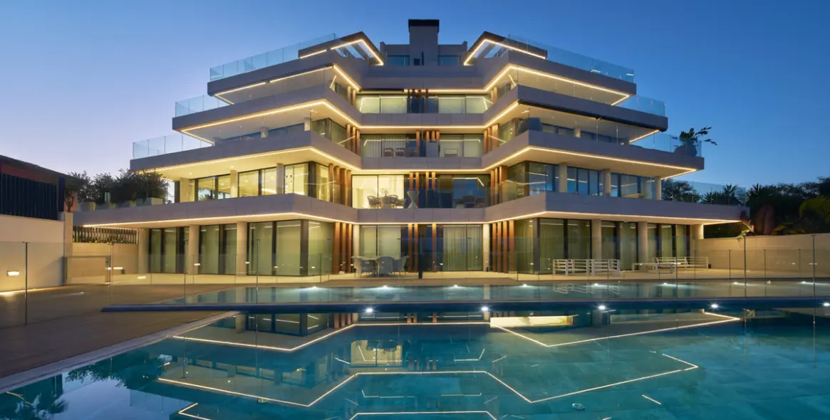 Продажа апартаментов на среднем этаже в Estepona 1