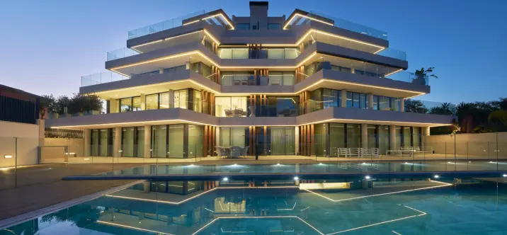 Venta de apartamento en planta media en Estepona 0