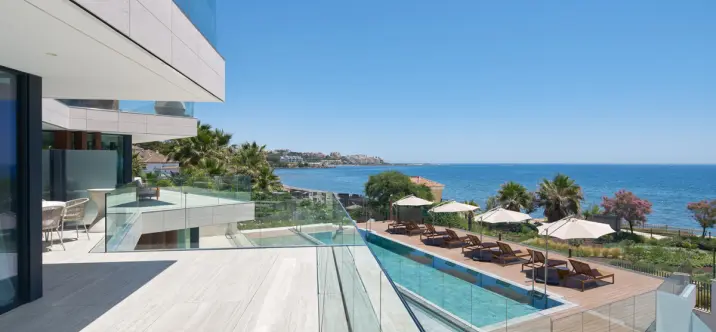 Venta de apartamento en planta media en Estepona 1