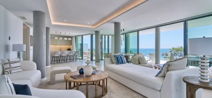 Venta de apartamento en planta media en Estepona 2