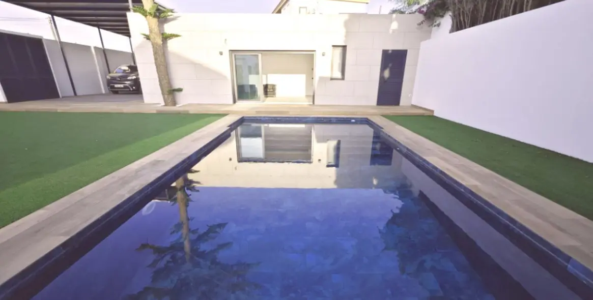 Продажа  отдельно стоящей виллы в El Coto 1