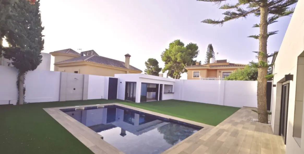 Продажа  отдельно стоящей виллы в El Coto 2