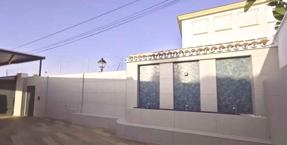 Sale of detached villa in El Coto 21