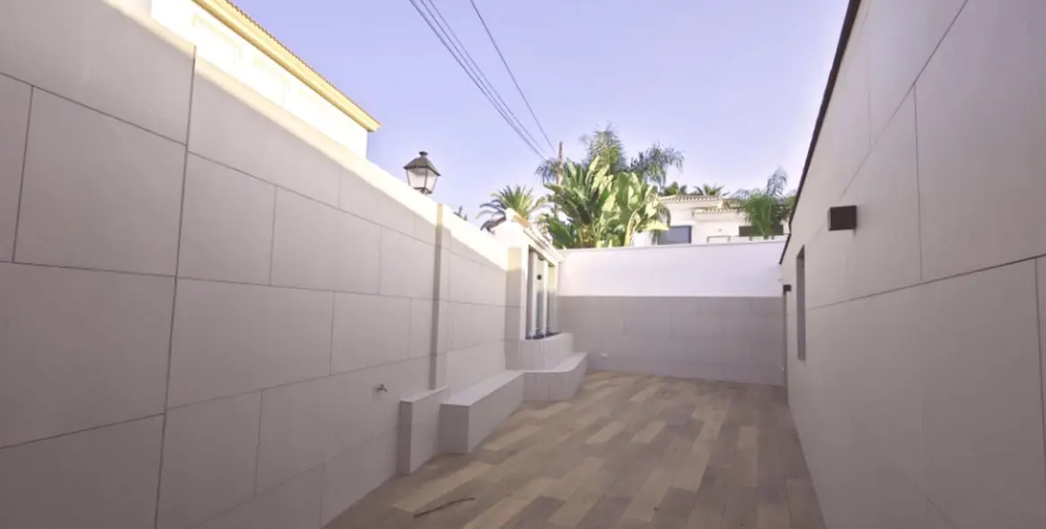 Sale of detached villa in El Coto 22