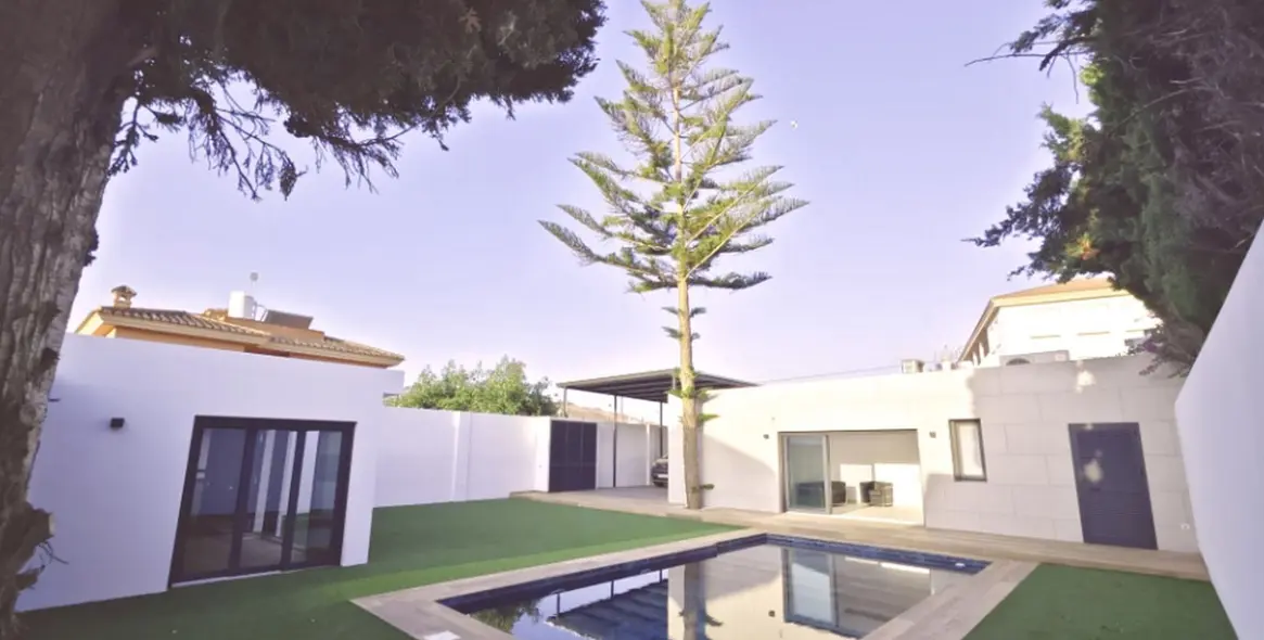 Sale of detached villa in El Coto 23