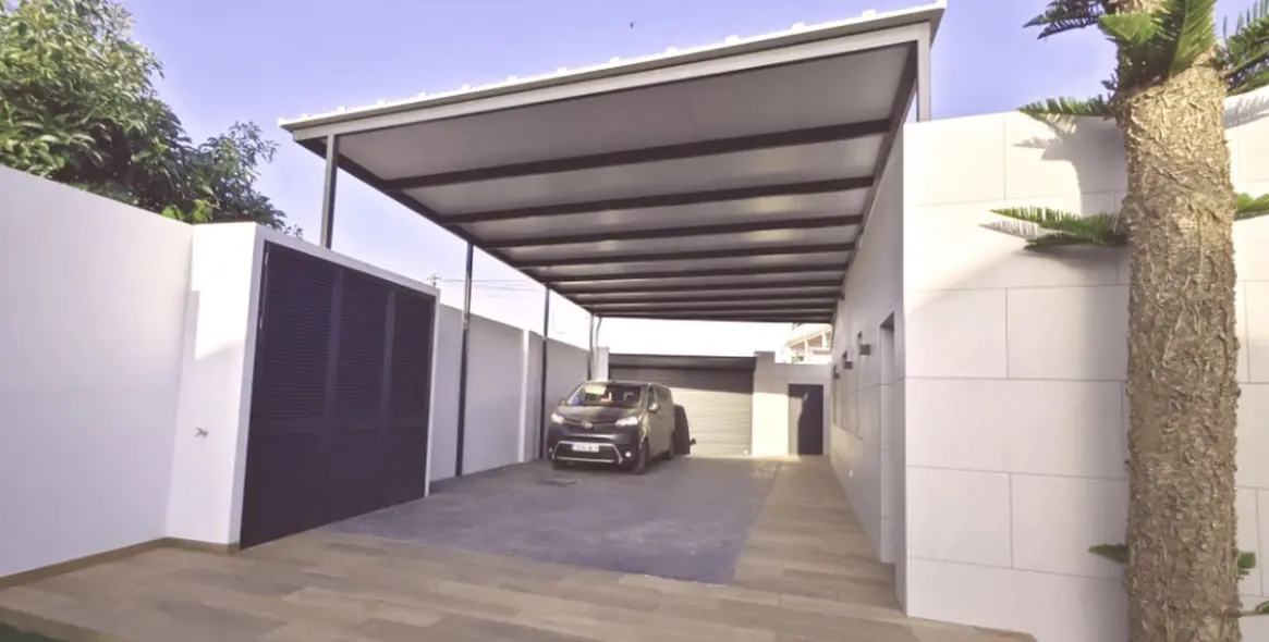 Sale of detached villa in El Coto 24