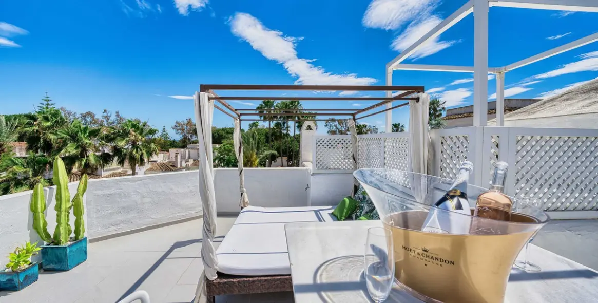 Sale of penthouse in Elviria 3