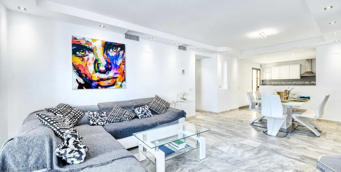 Sale of penthouse in Elviria 6