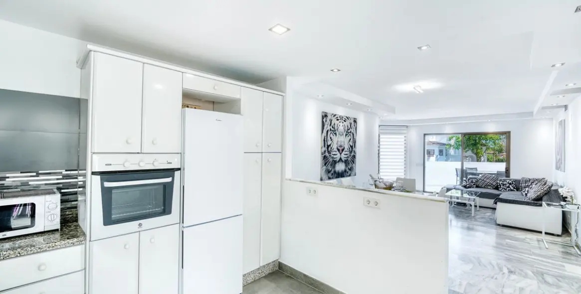 Sale of penthouse in Elviria 16