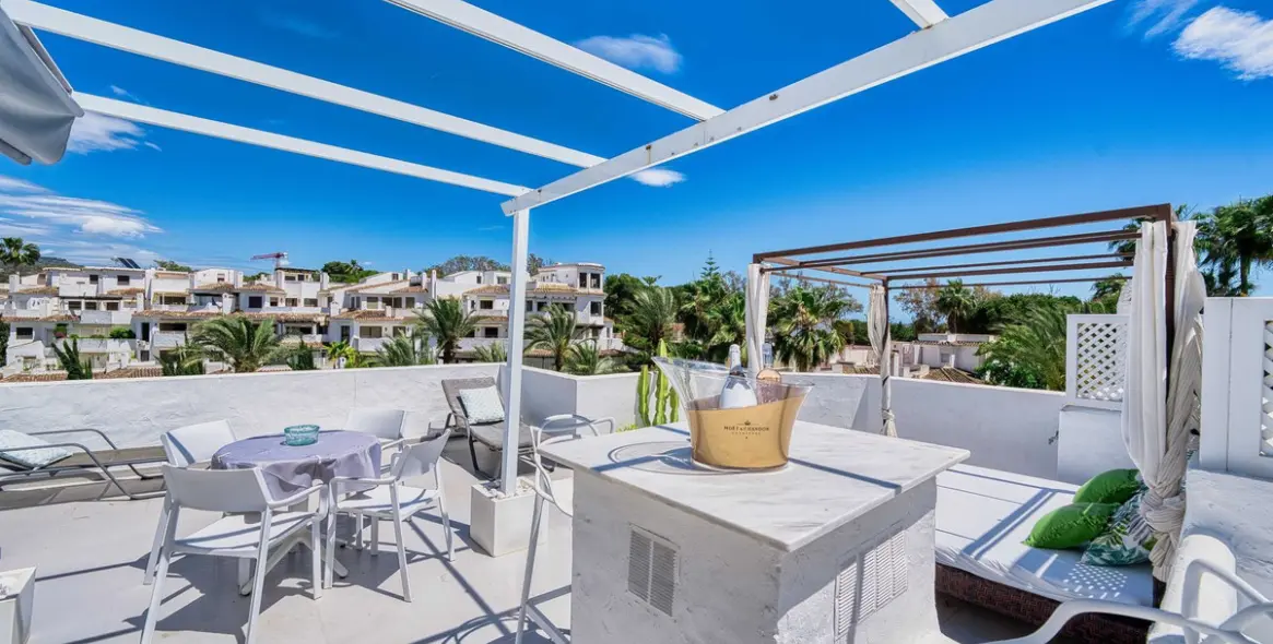 Sale of penthouse in Elviria 19