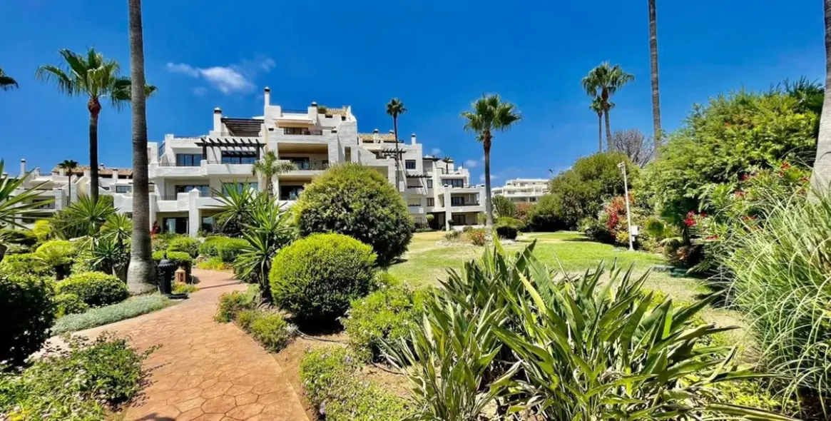 Sale of ground floor apartment in Estepona 2