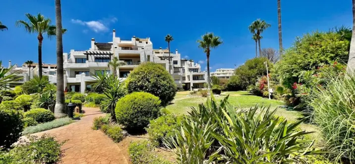 Sale of ground floor apartment in Estepona 1