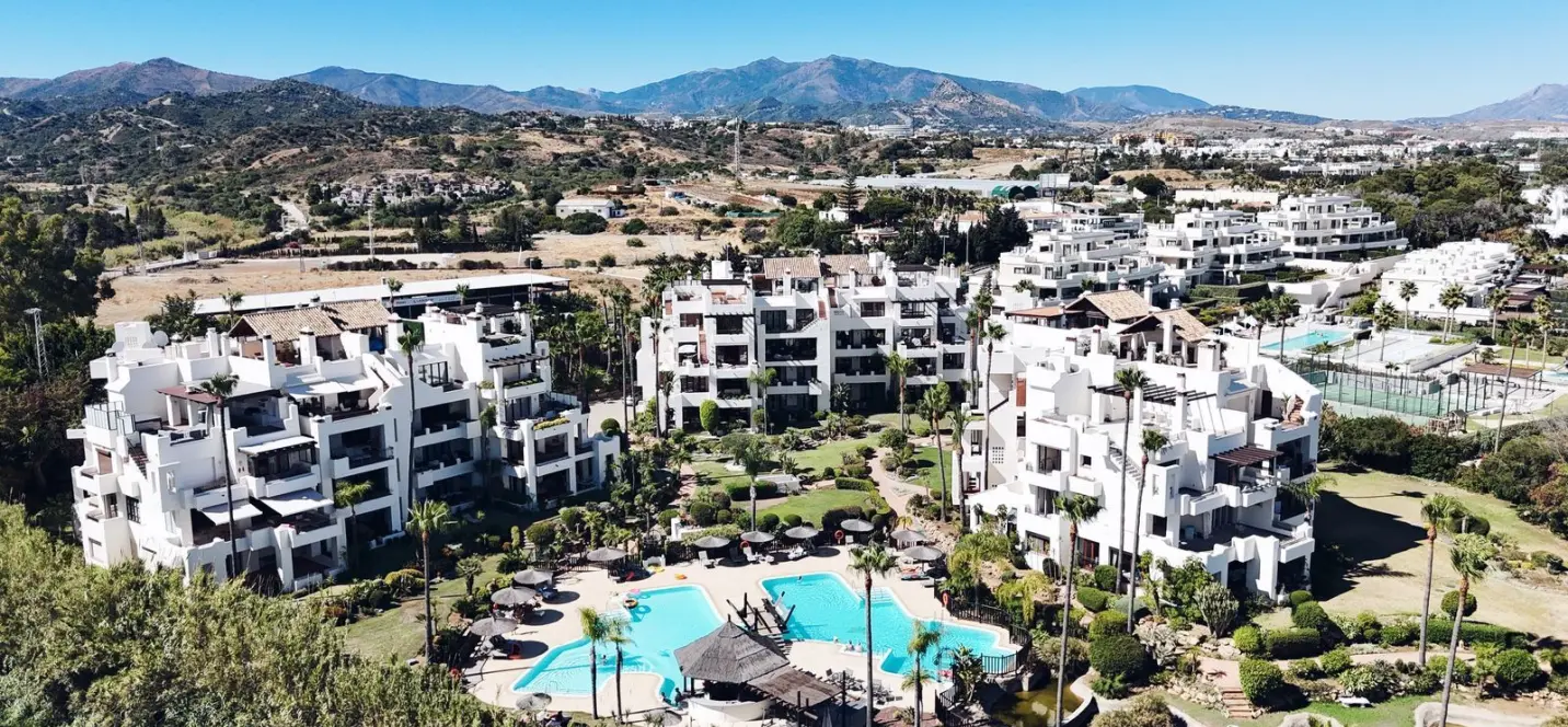 Продажа апартаментов на первом этаже в Estepona 0