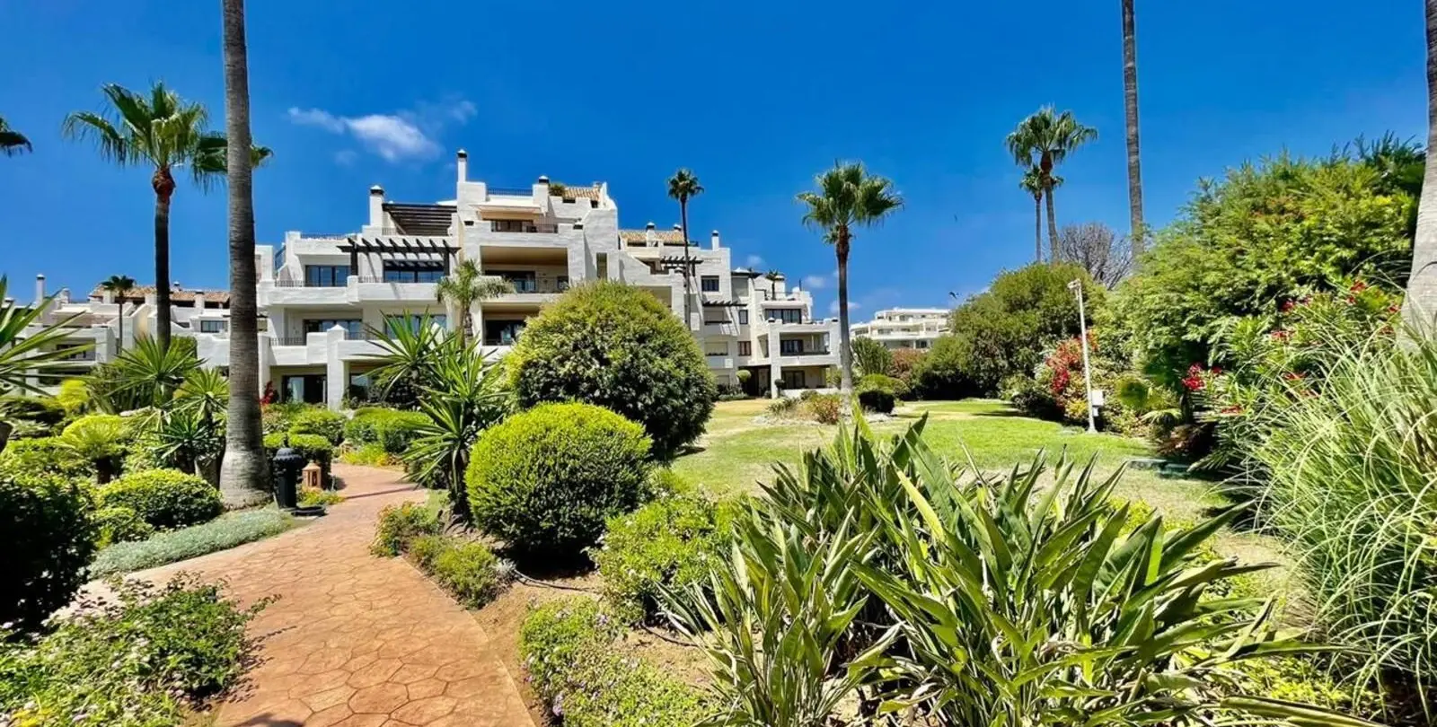 Venta de apartamento en planta baja en Estepona 2