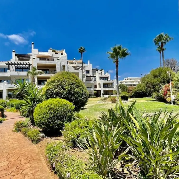 Продажа апартаментов на первом этаже в Estepona