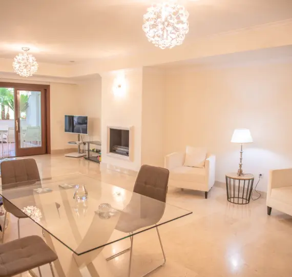 Апартаменты на первом этаже R3882148