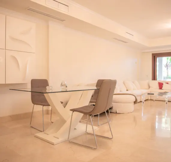 Апартаменты на первом этаже R3882148